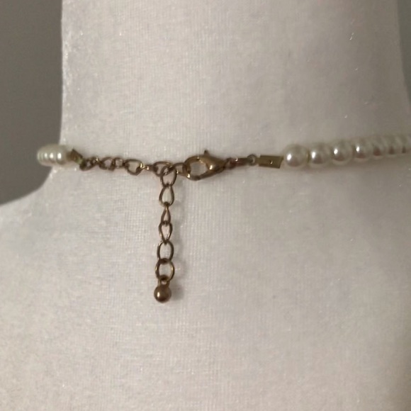 SUPER cute Floral and Pearl necklace!! - Picture 3 of 3